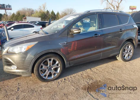 2015 Ford Escape Titanium z USA, uszkodzony, nr VIN 1FMCU0J93FUB92994